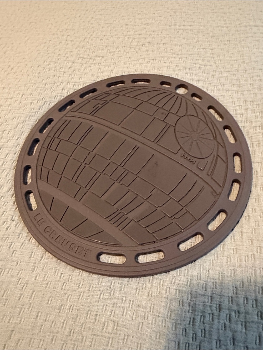 Le Creuset Star Wars Trivet with Embossed Death Star Design - Picture 3 of 3